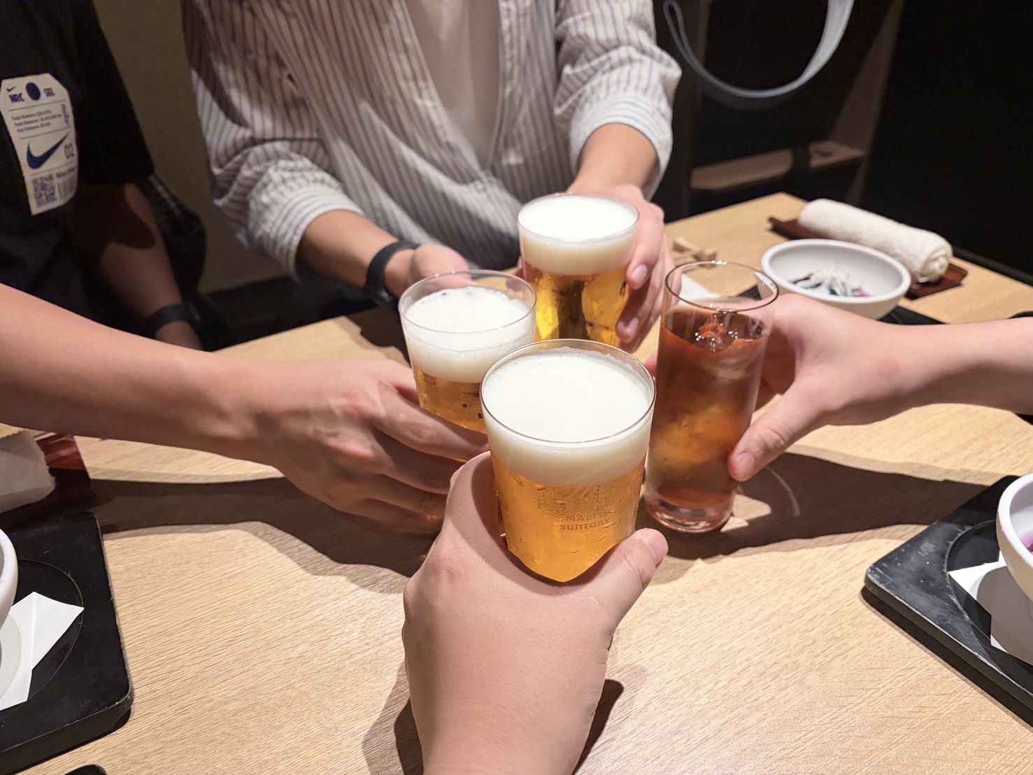 文化祭を終えて、打ち上げで乾杯する春野デザインのスタッフ