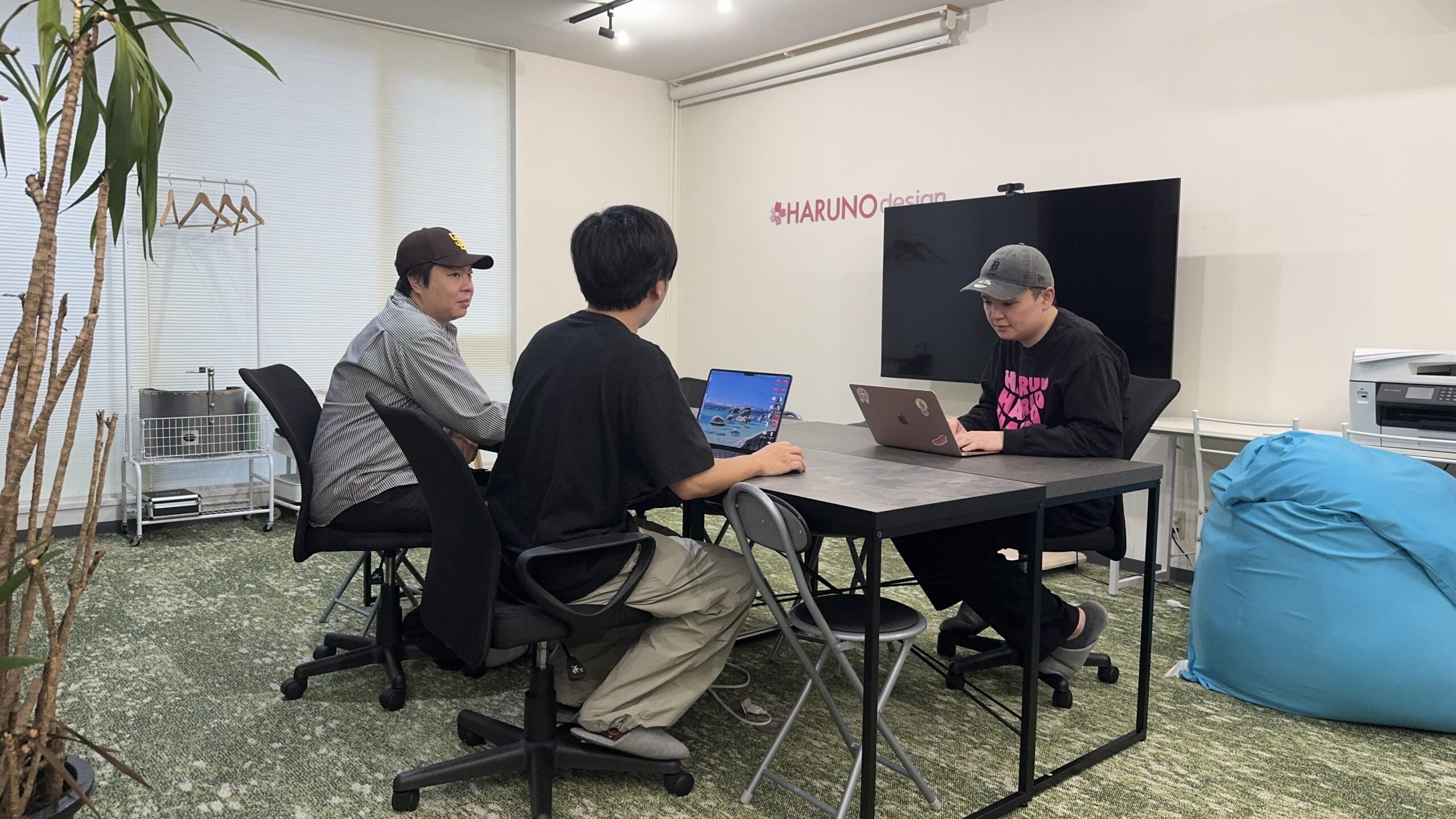 事務所で文化祭の出店内容を話し合う春野デザインのメンバー